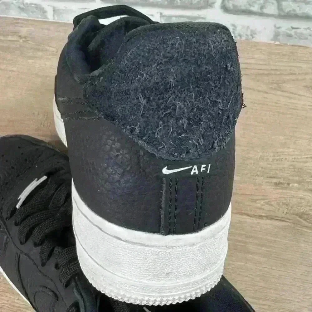 Nike Air Force 1 07 Craft‎ Black White Sneakers Size 8